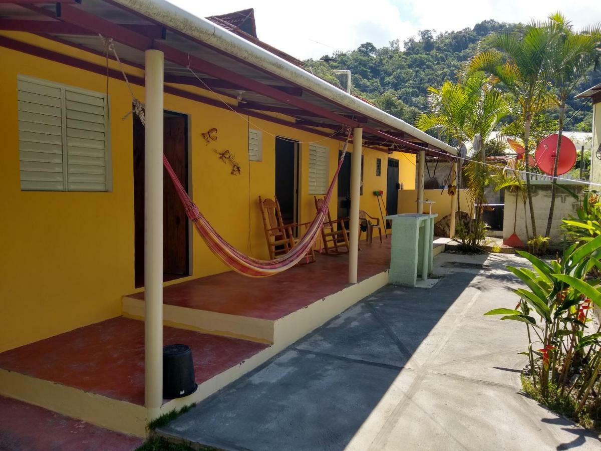 Conrado'S Guesthouse B&B Las Avispas Oda fotoğraf